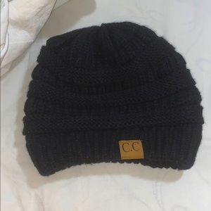 Barely worn black beanie !